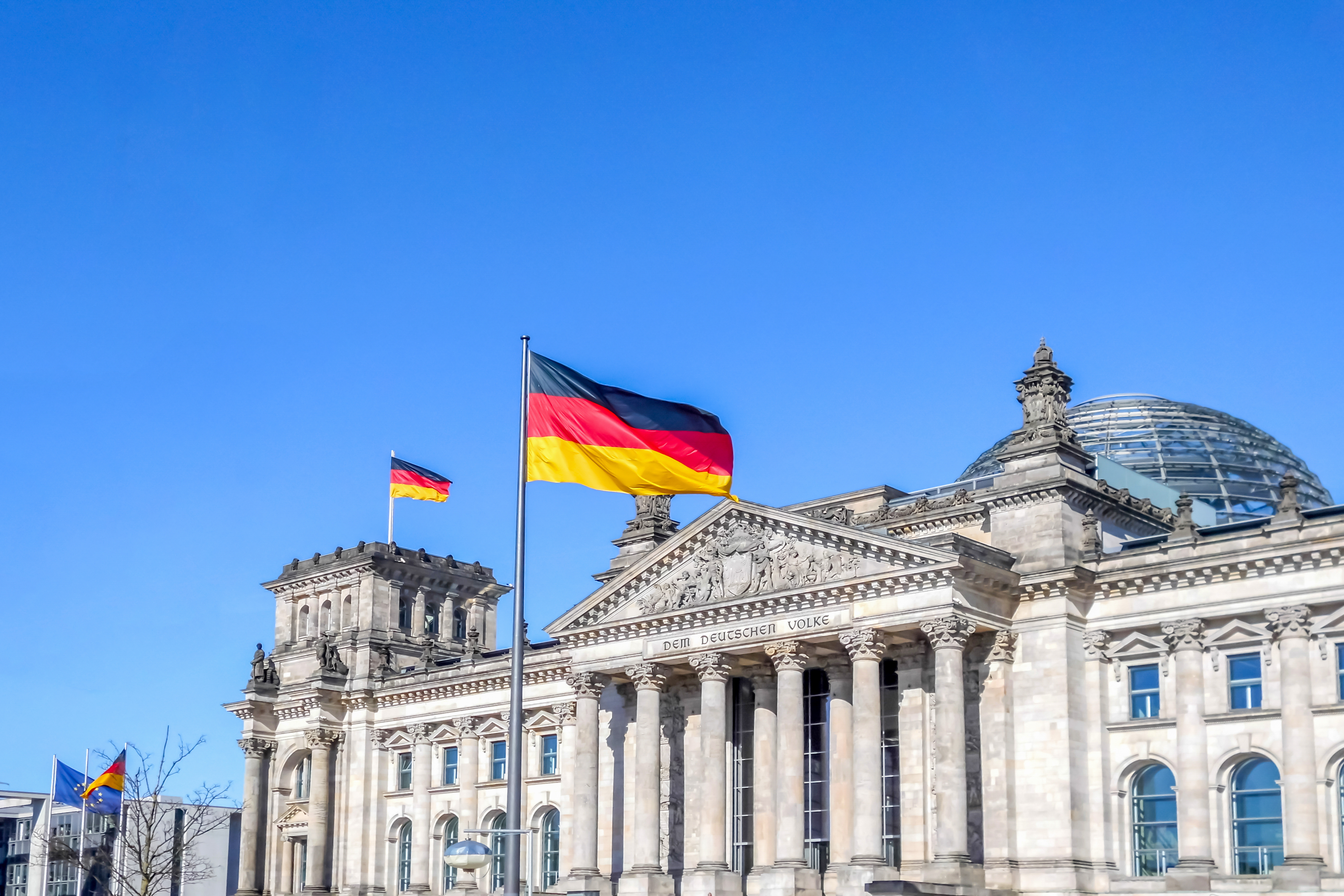Photo drapeau allemand et parlement allemagne