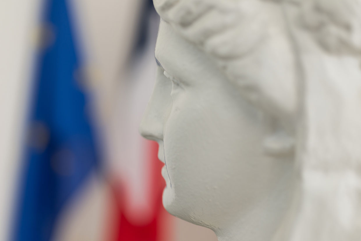photo statue visage de Marianne drapeaux français et européen laïcité république