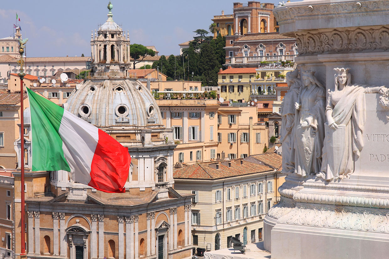 Photo ville italienne  avec drapeau italie