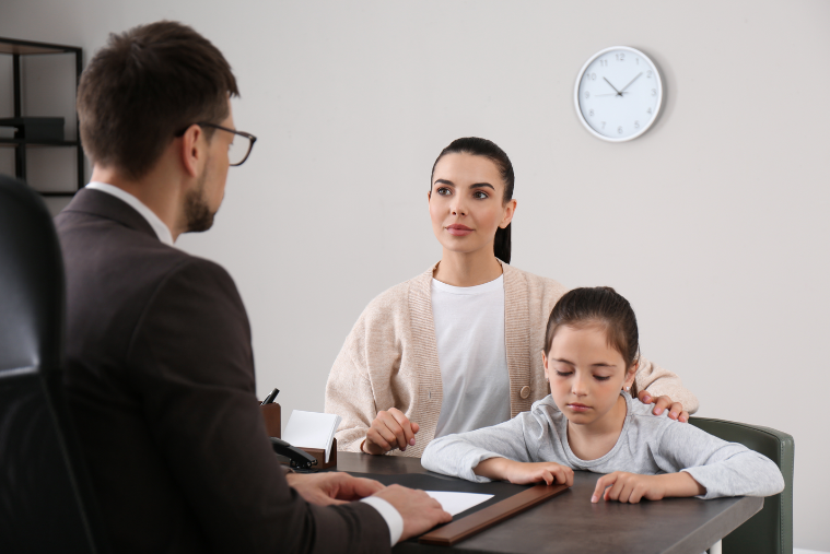 photo d'un entretien entre un chef établissement et une mère d'élève avec sa fille