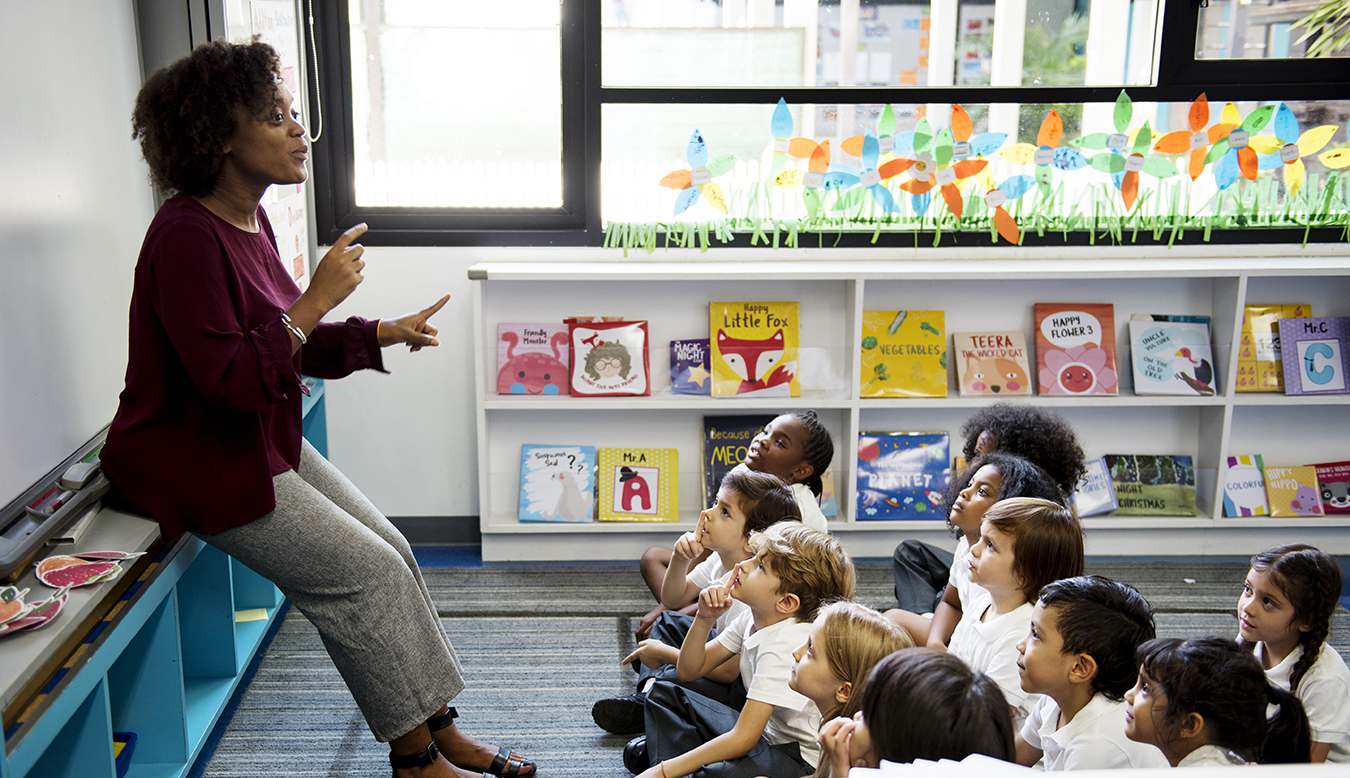 photo enseignante devant élèves en classe maternelle ou élémentaire