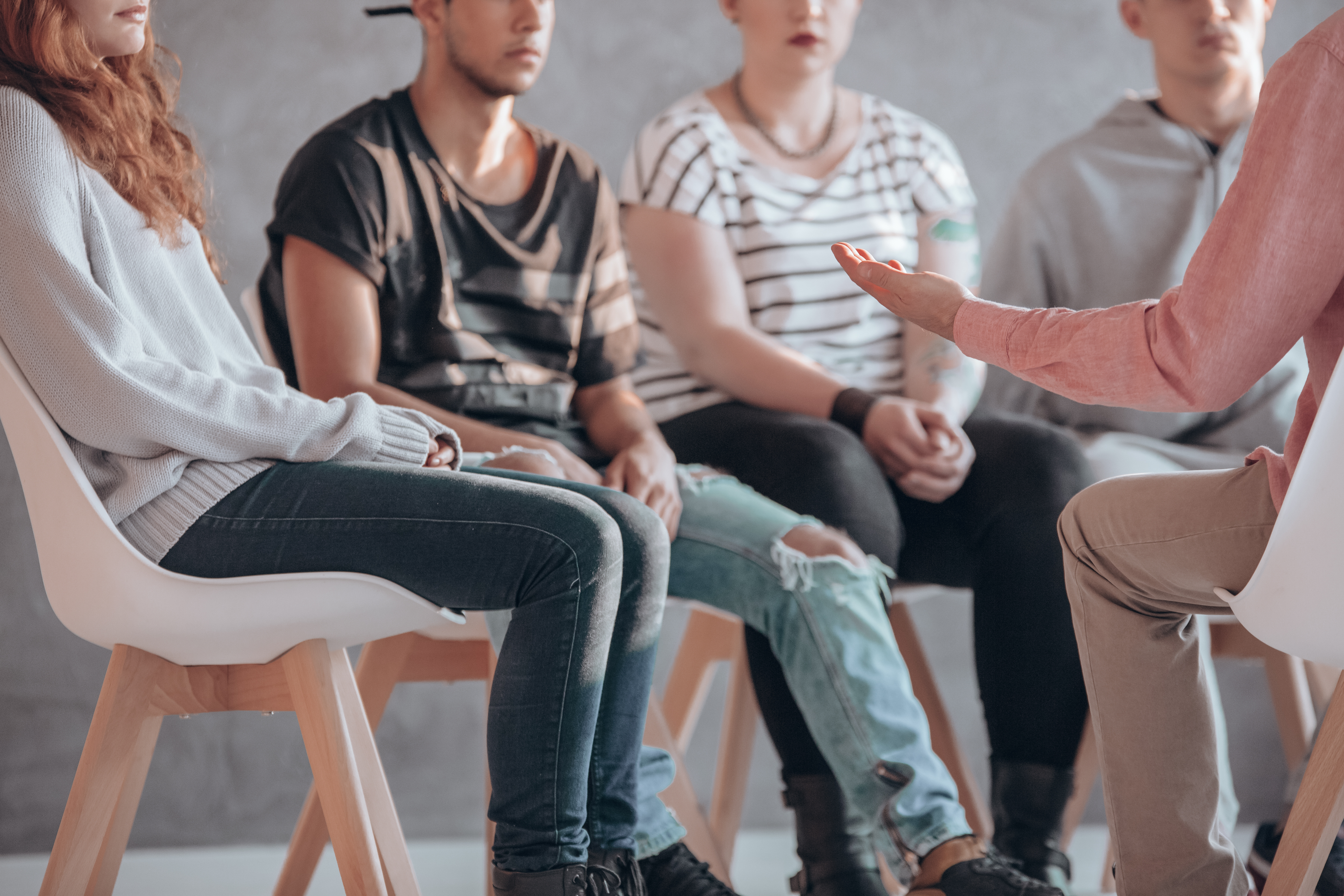 Photo adolescents assis en groupe lycéens