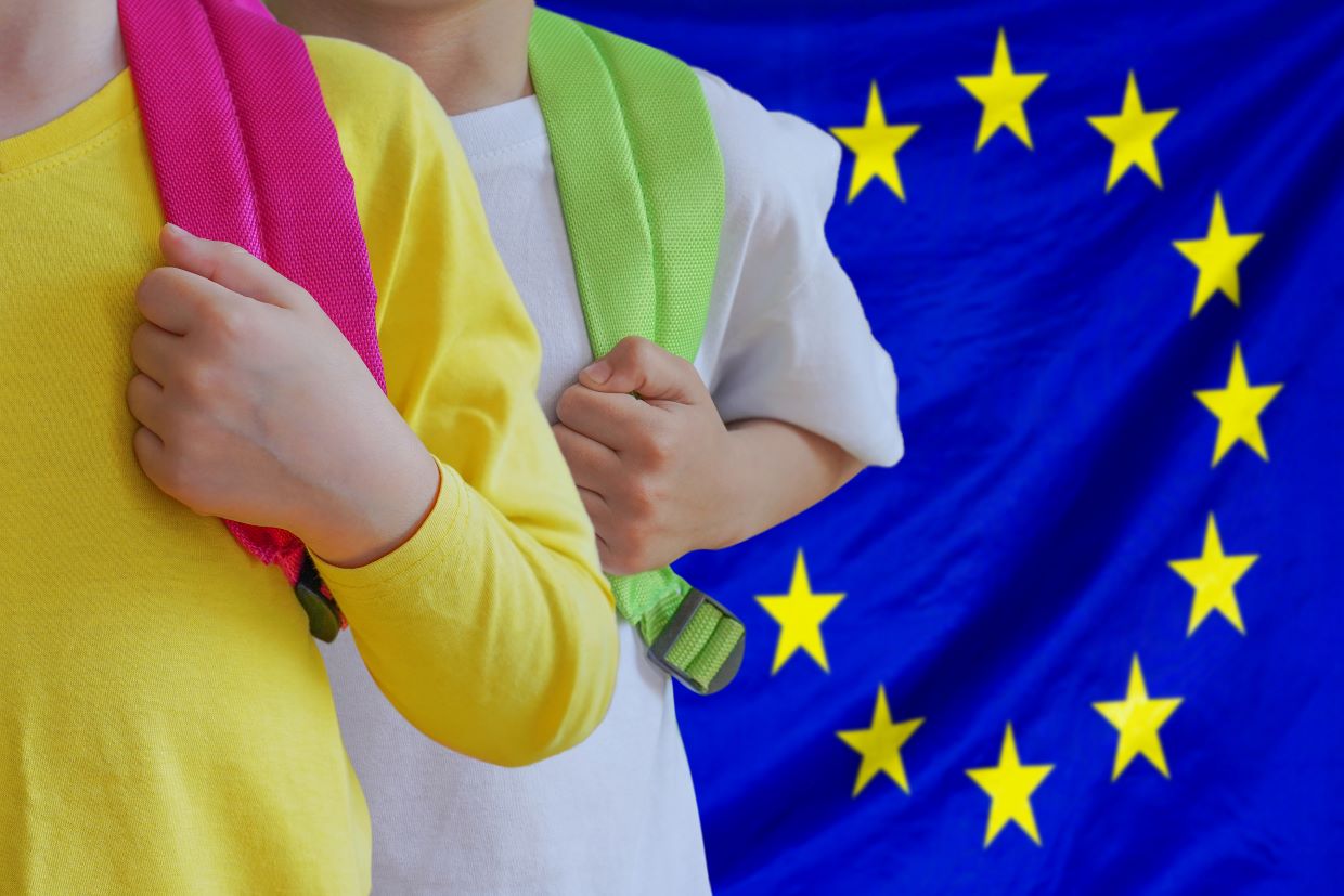 élèves avec drapeau européen