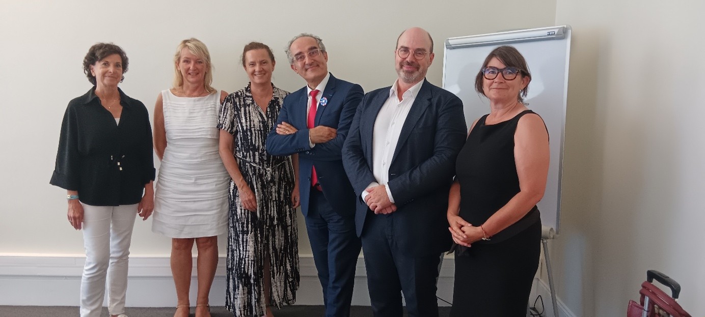 photo partenariat IAE France/IH2EF, avec, de gauche à droite : Laurence Macaluso, Aline Scouarnec, Marie-Christine Chalus, Charles Torossian, Jérôme Méric et Valérie Callier 