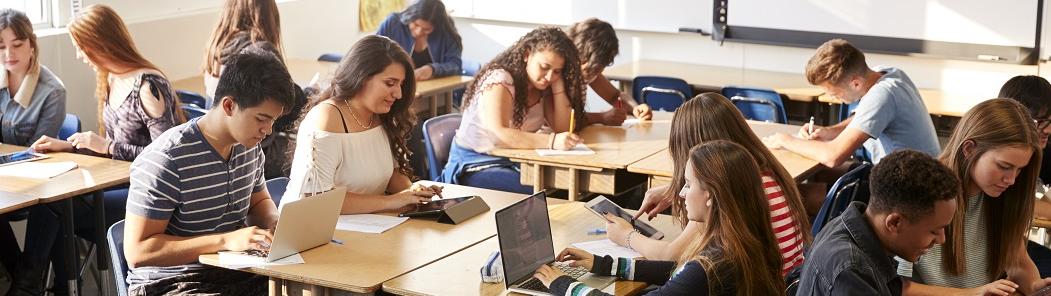 Image d'une classe de lycée élèves avec des ordinateurs portables ou écrivant