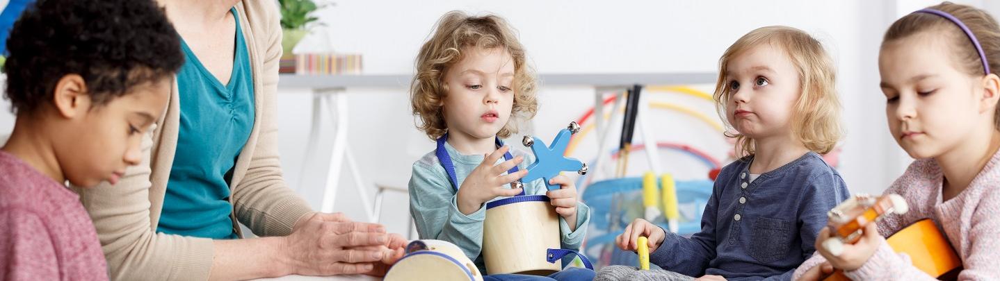 Image d'enfants de maternelle faisant de la musique LD