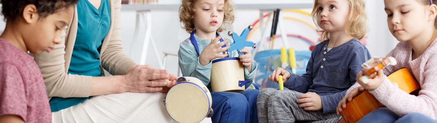 photo élèves de maternelle faisant de la musique