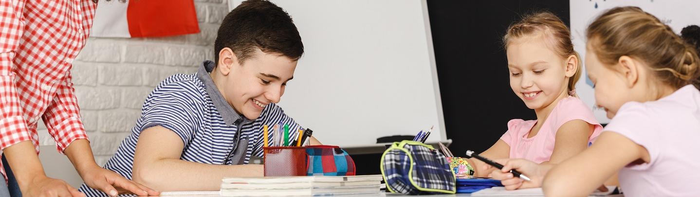 image d'enfants en classe de français 