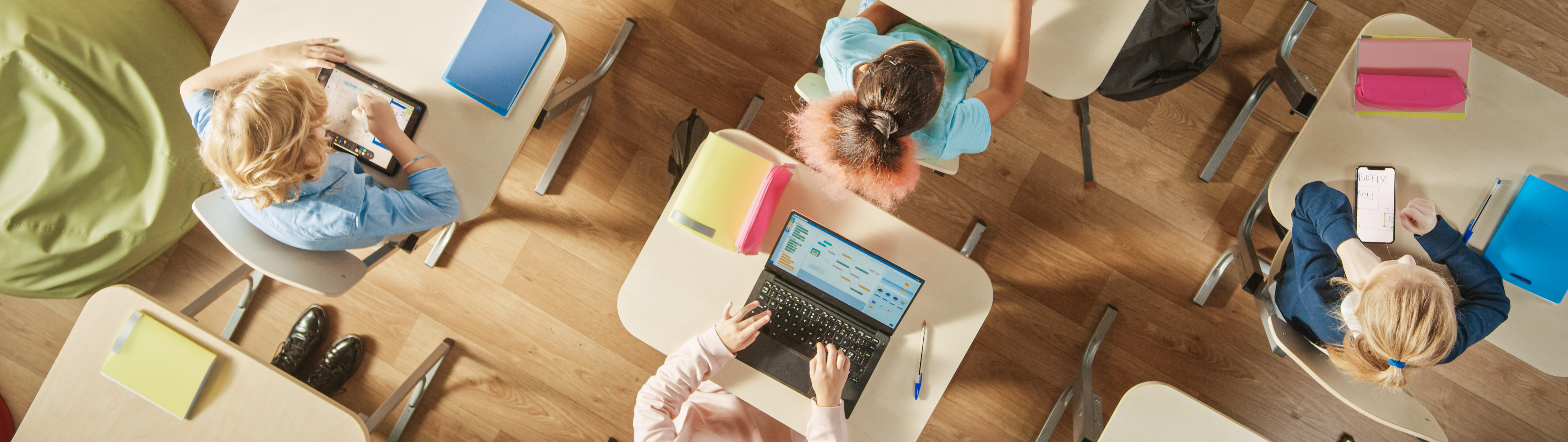 Photo élèves dans une classe avec des ordinateurs , tablettes, vu d'en haut numérique