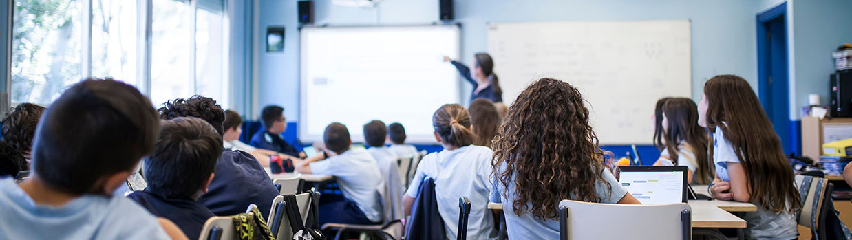 Photo de classe avec élèves au collège collégiens et enseignant professeur
