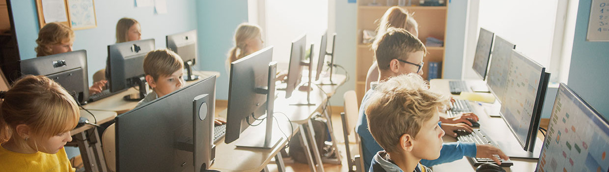 Photo de classe avec élèves école élémentaire primaire deant ordinateurs informatique numérique