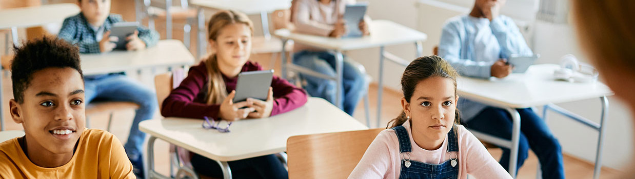 Photo élèves école élémentaire primaire avec des tablette enseignant de dos numérique