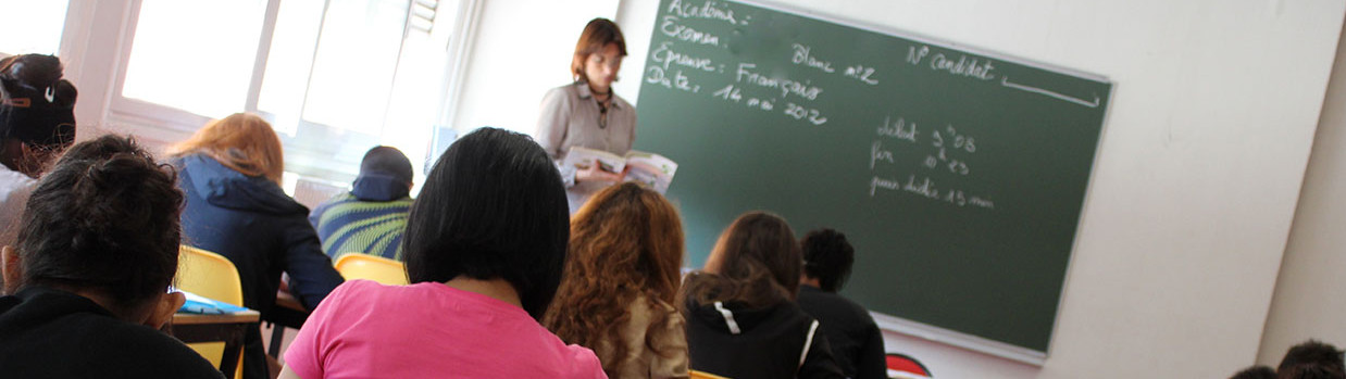 photo èlèves de collège dans une classe avec un professeur au tableau collégiens 