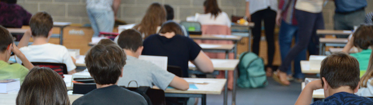 Photo élèves de collègiens en classe  examen devoir sur table collège