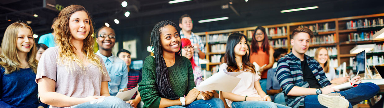 Photo lycéens ou étudiants au cdi ou bibliothèque université lycée