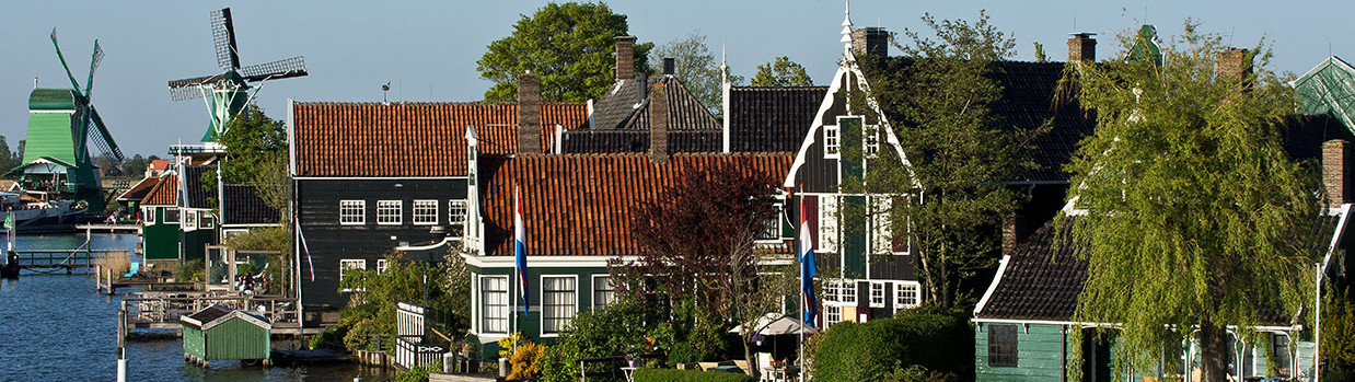 Photo paysage des Pays-Bas avec drapeaux hollandais