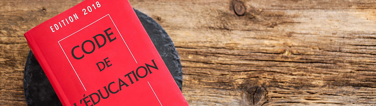 photo libre code de l'éducation sur une table en bois droit