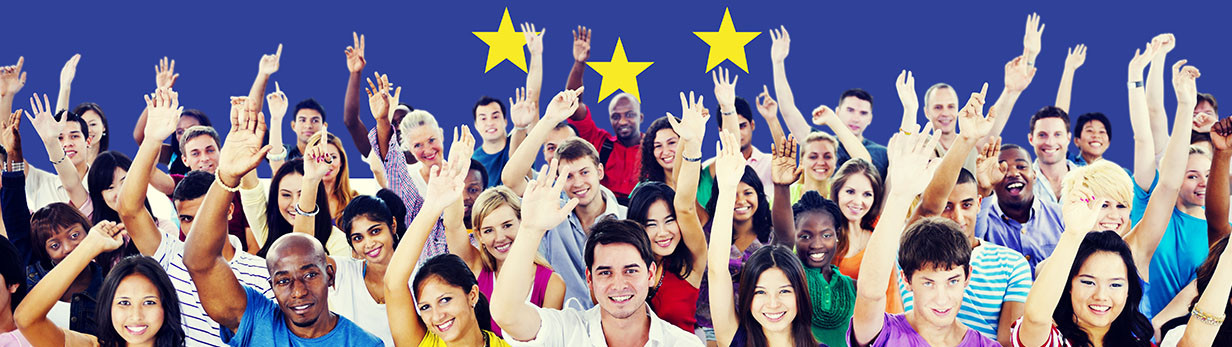 photo drapeau de Union européenne en fond avec des adolescents et jeunes adultes assis devant