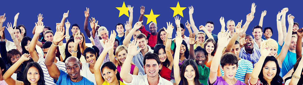 photo drapeau de k'union européenne en fond avec des adolescents et jeunes adultes assis devant