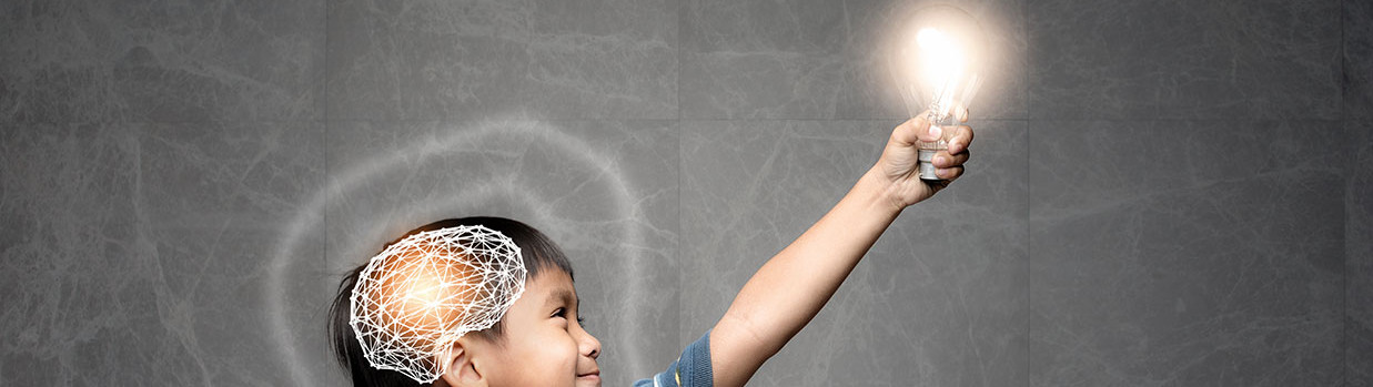 photo enfant tenant une ampoule allumée avec son cerveau apparent