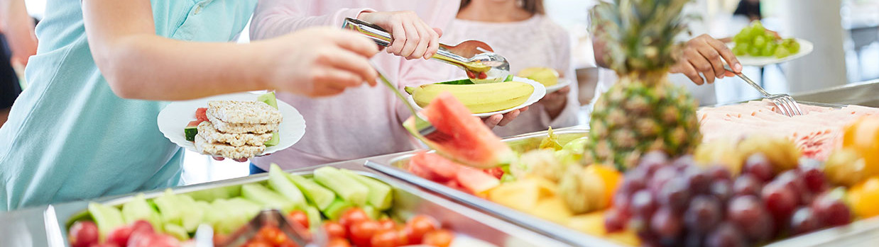 Photo enfants choisissent des fruits dans une cantine santé alimentation