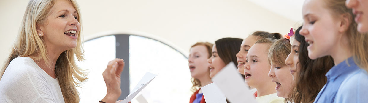 photo enseignante avec des élèves pratiquent le chant éducation musicale