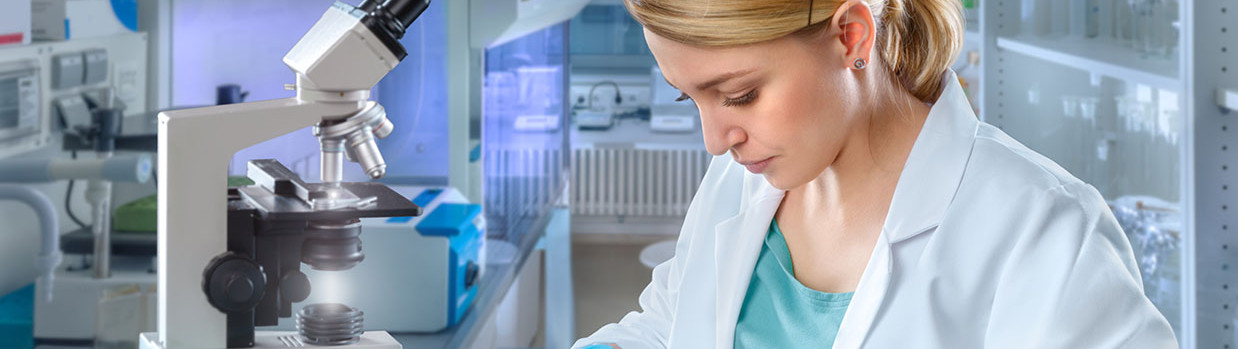 photo femme dans un laboratoire physique chimie science biologie