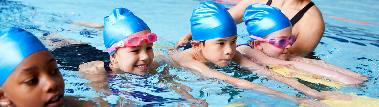 photo élèves avec enseignant natation piscine eps école primaire sport santé