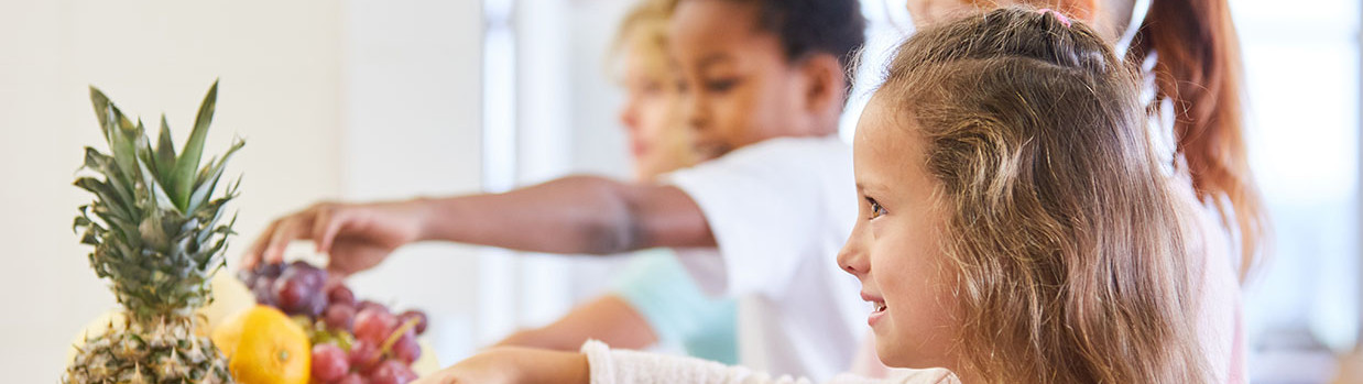 photo élèves devant des fuits à la cantine restaurant scolaire santé alimentation