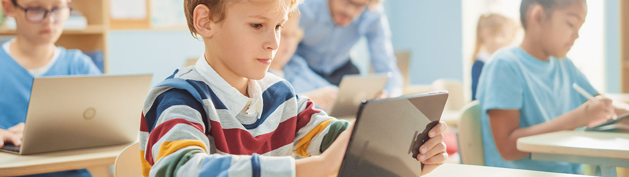 photo élèves en classe avec tablette et ordinateur numérique