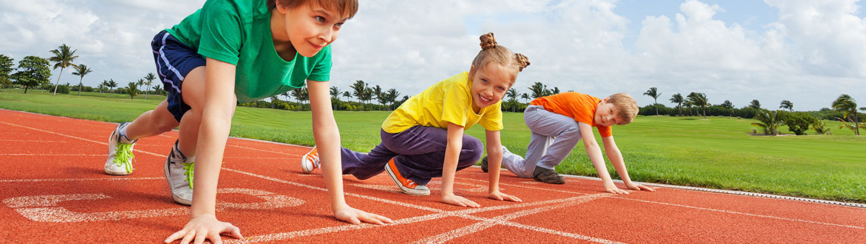 photo élèves en primaire sur une piste d'athlétisme sport scolaire