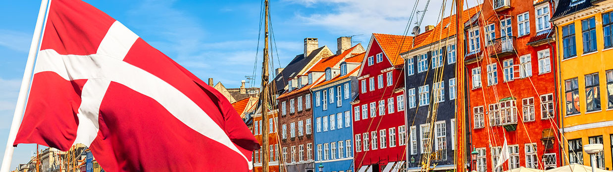 Photo port danois avec drapeau Danemark