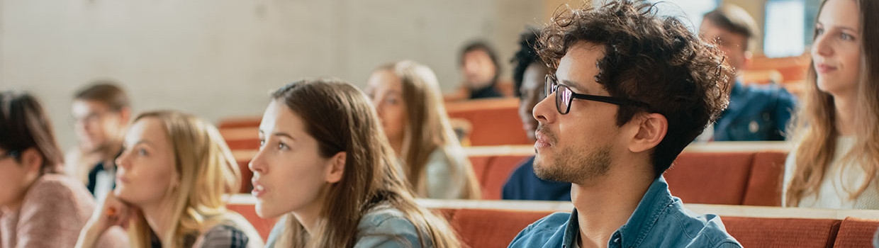 photo étudiants assis dans un amphithéatre enseignement supérieur université