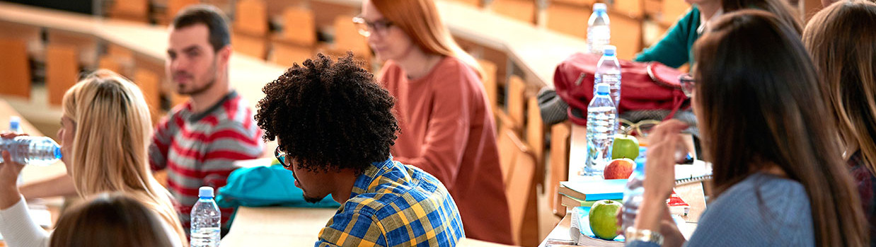 photo étudiants assis dans un amphithéatre université enseignement supérieur