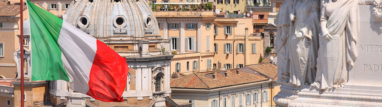 Photo ville italienne  avec drapeau italie