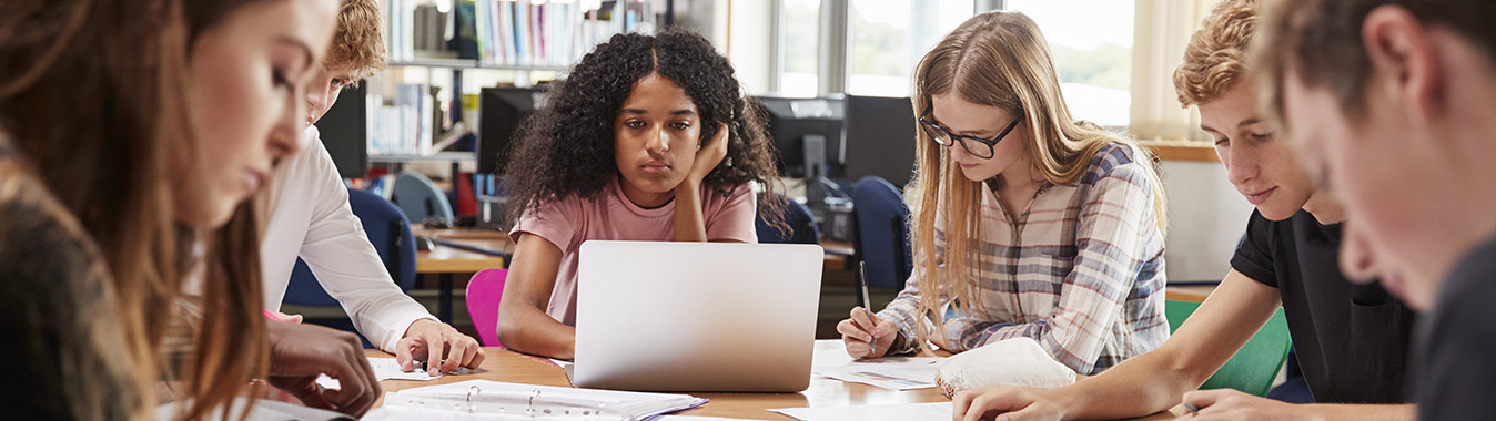 Photo élèves en groupe autour d'une table dans une classe collégien lycéen