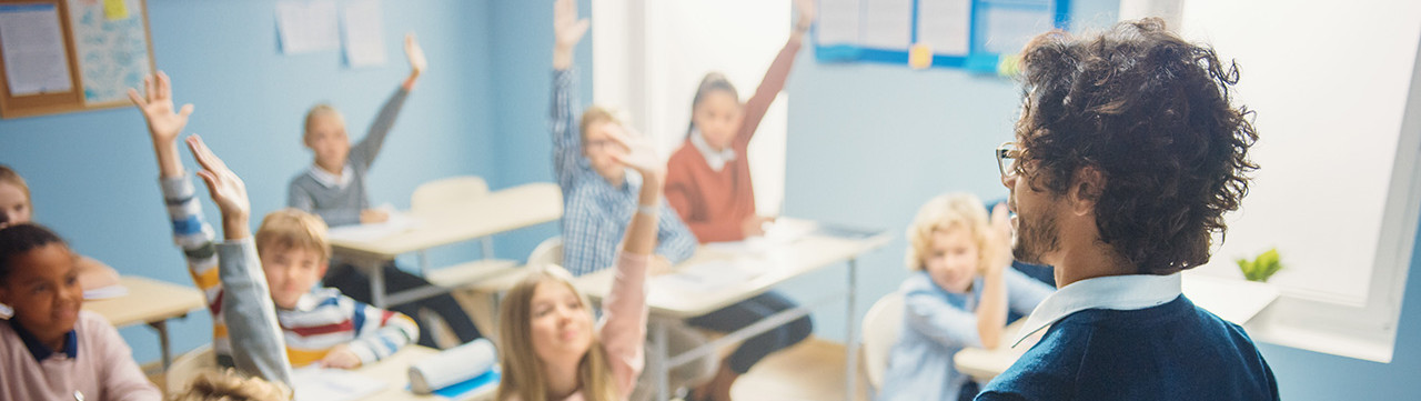Photo classe école élèementaire enseignant  élèves lèvent le doigt