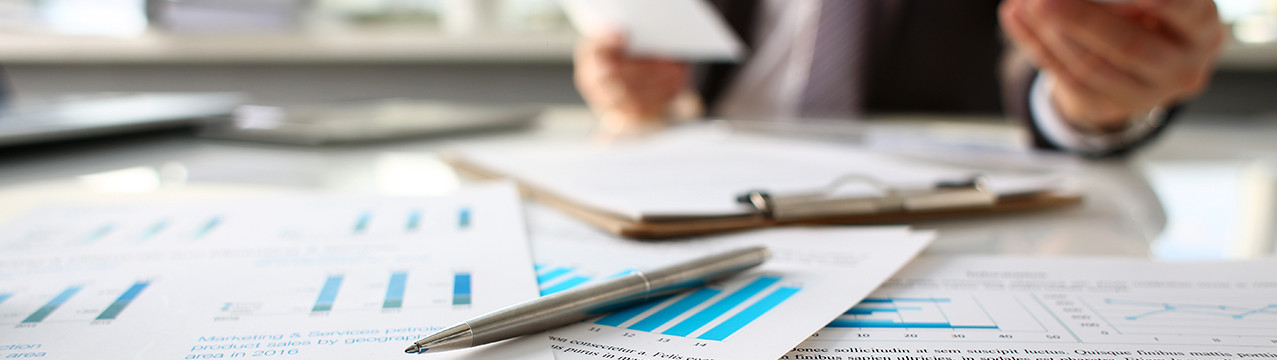 Photo homme étudiant des statistiques et enquêtes budget fiances 