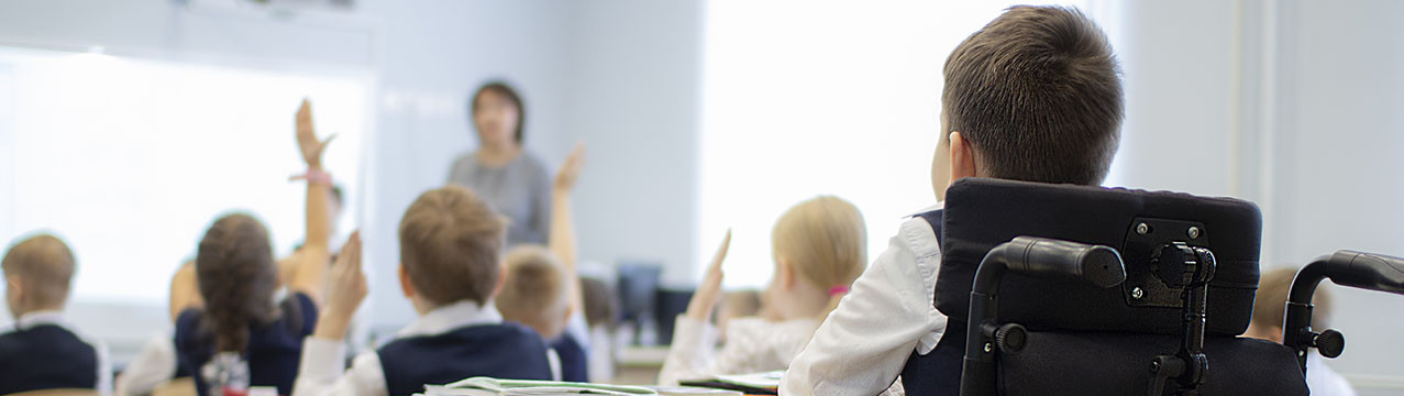 Photo élève en fauteuil dans une classe handicap école inclusive inclusion