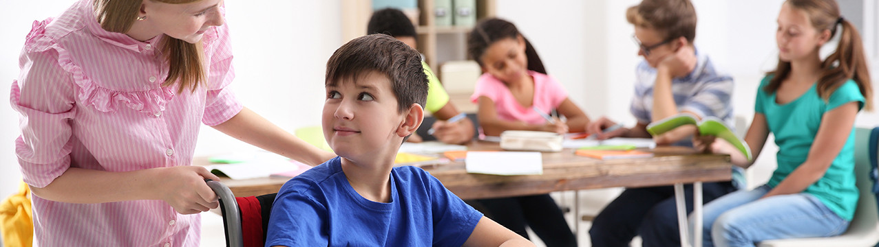 Photo élève handicapé dans une classe inclusion école inclusive