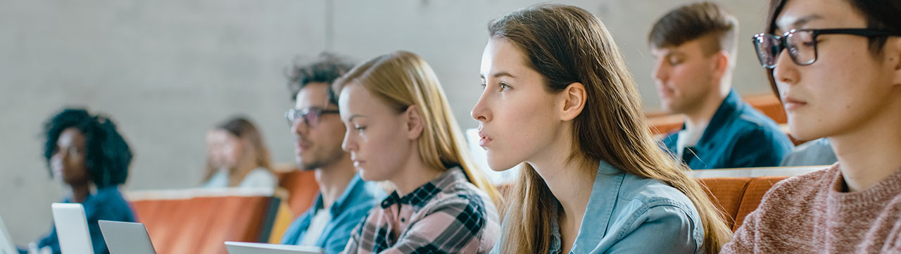 photo étudiants en amphithéatre avec un ordinateur portable universite enseignement superieur