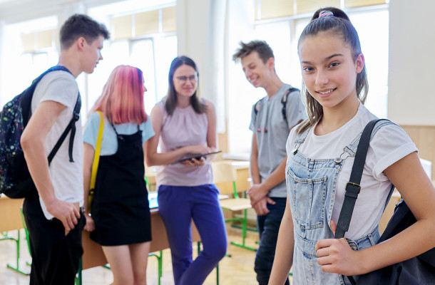 Photo élèves collégiens lycéens discutent en classe collège lycée