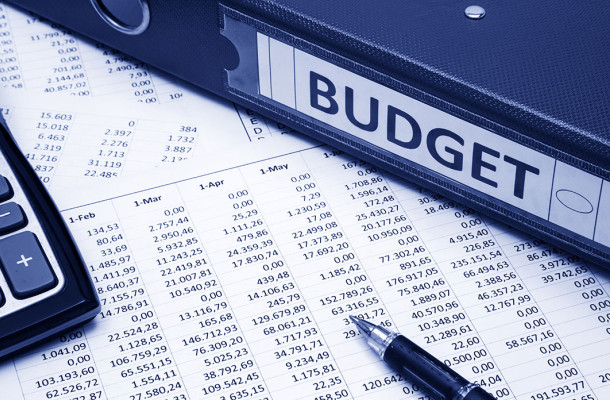 photo classeur avec le mot budget calculatrice et tableau financier finances 