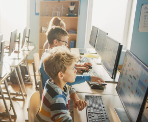 Photo de classe avec élèves école élémentaire primaire deant ordinateurs informatique numérique
