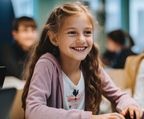 Photo élève fille en classe devant portable ordinateur sourire