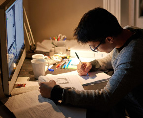 Photo lycéen élève fait ses devoirs devant un ordinateur à la maison 