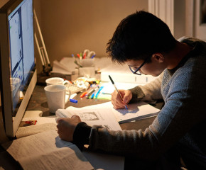 Photo lycéen élève fait ses devoirs devant un ordinateur à la maison