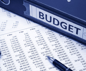 photo classeur avec le mot budget calculatrice et tableau financier finances