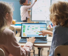 photo deux élèves en classe devant un ordinateur numérique
