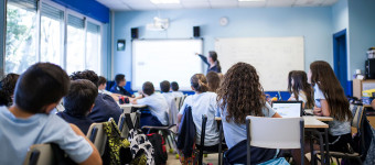 Photo de classe avec élèves au collège collégiens et enseignant professeur